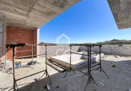 Modern 4-Bedroom House with Pool