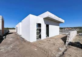 Modern 4-Bedroom House with Pool