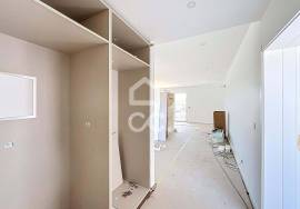 Modern 4-Bedroom House with Pool