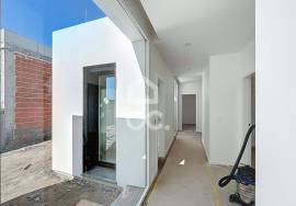 Modern 4-Bedroom House with Pool