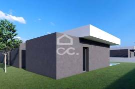Modern 4-Bedroom House with Pool