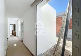 Modern 4-Bedroom House with Pool