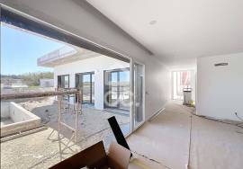 Modern 4-Bedroom House with Pool