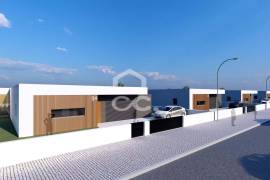 Modern 4-Bedroom House with Pool