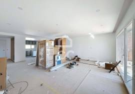 Modern 4-Bedroom House with Pool