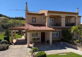 Semi-Detached Villa Located in the Prestigious Boavista Golf