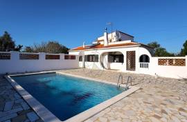 Exclusive farm with 3 bedroom villa and strategic location in Armação de Pêra