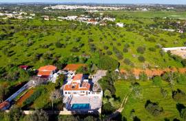 Exclusive farm with 3 bedroom villa and strategic location in Armação de Pêra