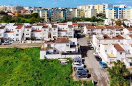 4 bedroom villa with excellent family location in Portimão