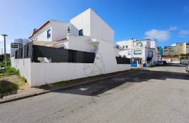 4 bedroom villa with excellent family location in Portimão