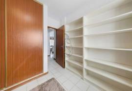 4 bedroom villa with excellent family location in Portimão