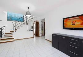 4 bedroom villa with excellent family location in Portimão