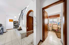 4 bedroom villa with excellent family location in Portimão