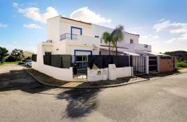 4 bedroom villa with excellent family location in Portimão