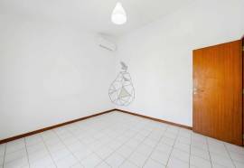 4 bedroom villa with excellent family location in Portimão