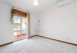 4 bedroom villa with excellent family location in Portimão