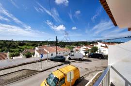 2 Bedroom Apartment with Private Terrace in Quiet Area of Estômbar
