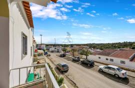 2 Bedroom Apartment with Private Terrace in Quiet Area of Estômbar