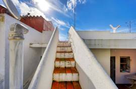 2 Bedroom Apartment with Private Terrace in Quiet Area of Estômbar