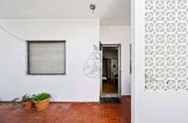 2 Bedroom Apartment with Private Terrace in Quiet Area of Estômbar