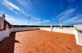 2 Bedroom Apartment with Private Terrace in Quiet Area of Estômbar