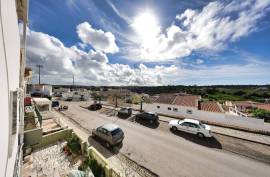 2 Bedroom Apartment with Private Terrace in Quiet Area of Estômbar