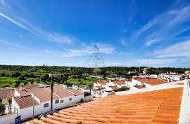 2 Bedroom Apartment with Private Terrace in Quiet Area of Estômbar