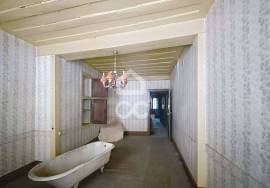 Building with Soul and History in the Heart of the City — Ideal for Investment