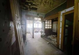 Building with Soul and History in the Heart of the City — Ideal for Investment