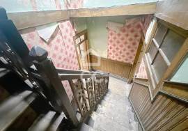Building with Soul and History in the Heart of the City — Ideal for Investment