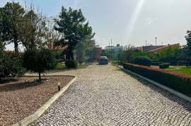 Exclusive Villa in Azeitão — Space, Nature & Investment Potential