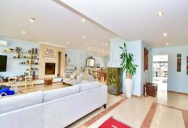 Exclusive Villa in Azeitão — Space, Nature & Investment Potential