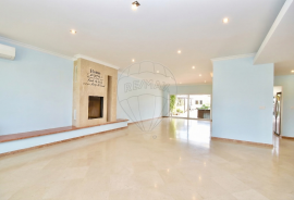 Exclusive Villa in Azeitão — Space, Nature & Investment Potential