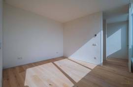 Bright T3+1 loft with 30 sqm of outdoor space to enjoy outdoor living in Marvila to the fullest.