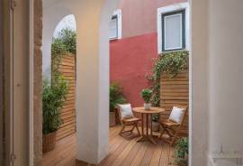 Intimate outdoor space - T2 furnished in Misericórdia