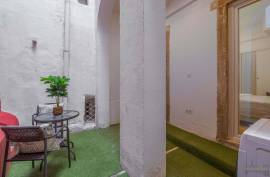 Intimate outdoor space - T2 furnished in Misericórdia