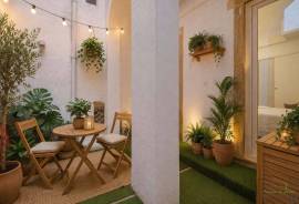 Intimate outdoor space - T2 furnished in Misericórdia