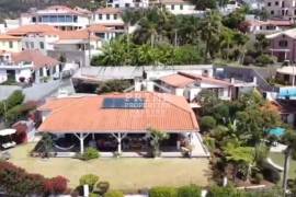 * EXCLUSIVE *  Elegant Garden Bungalow T2 + 1 with Income Potential in Funchal