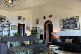 * EXCLUSIVE * Elegant Garden Bungalow T2 + 1 with Income Potential in Funchal * EXCLUSIVE * Elegant Garden Bungalow T2 + 1 with Income Potential in Funchal