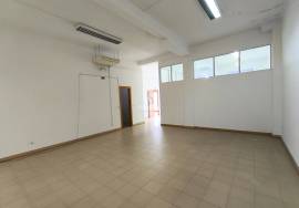 SHOP NEXT TO PINHAL NOVO TRAIN STATION ALREADY DIVIDED
