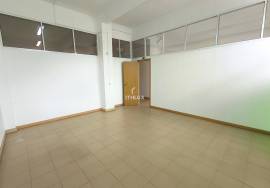 SHOP NEXT TO PINHAL NOVO TRAIN STATION ALREADY DIVIDED