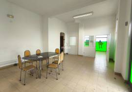 SHOP NEXT TO PINHAL NOVO TRAIN STATION ALREADY DIVIDED