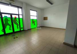 SHOP NEXT TO PINHAL NOVO TRAIN STATION ALREADY DIVIDED