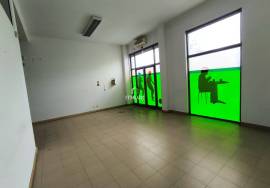 SHOP NEXT TO PINHAL NOVO TRAIN STATION ALREADY DIVIDED