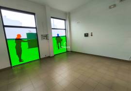 SHOP NEXT TO PINHAL NOVO TRAIN STATION ALREADY DIVIDED