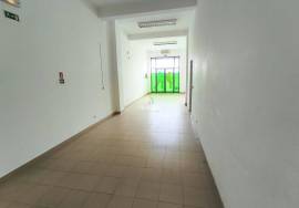 SHOP NEXT TO PINHAL NOVO TRAIN STATION ALREADY DIVIDED
