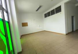 SHOP NEXT TO PINHAL NOVO TRAIN STATION ALREADY DIVIDED