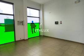 SHOP NEXT TO PINHAL NOVO TRAIN STATION ALREADY DIVIDED