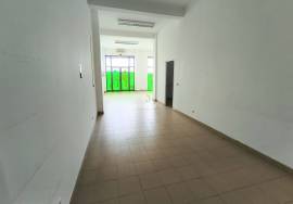 SHOP NEXT TO PINHAL NOVO TRAIN STATION ALREADY DIVIDED