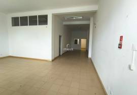 SHOP NEXT TO PINHAL NOVO TRAIN STATION ALREADY DIVIDED
